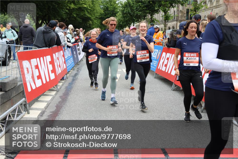 14.06.2026 - REWE Women's Run Strokosch-Dieckow http://msf.ph/oto/9777698 14.06.2026 11:04:31 Ziel 5203, 5249, 5282, 5289, 5290, 5294, 5344, 5346, 5349, 5350, 5392, 5417, 5471, 5619, 5760, 5826, 5901, 5984, 5989, 6050 meine-sportfotos.de