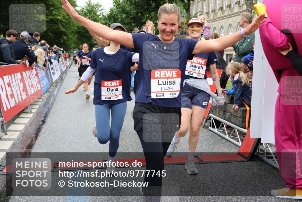 14.06.2026 - REWE Women's Run Strokosch-Dieckow http://msf.ph/oto/9777745 14.06.2026 09:57:05 Ziel 10167, 10253, 10479, 10773, 10844, 11055, 11132, 11214, 11302, 11312, 11436, 11509, 11535 meine-sportfotos.de
