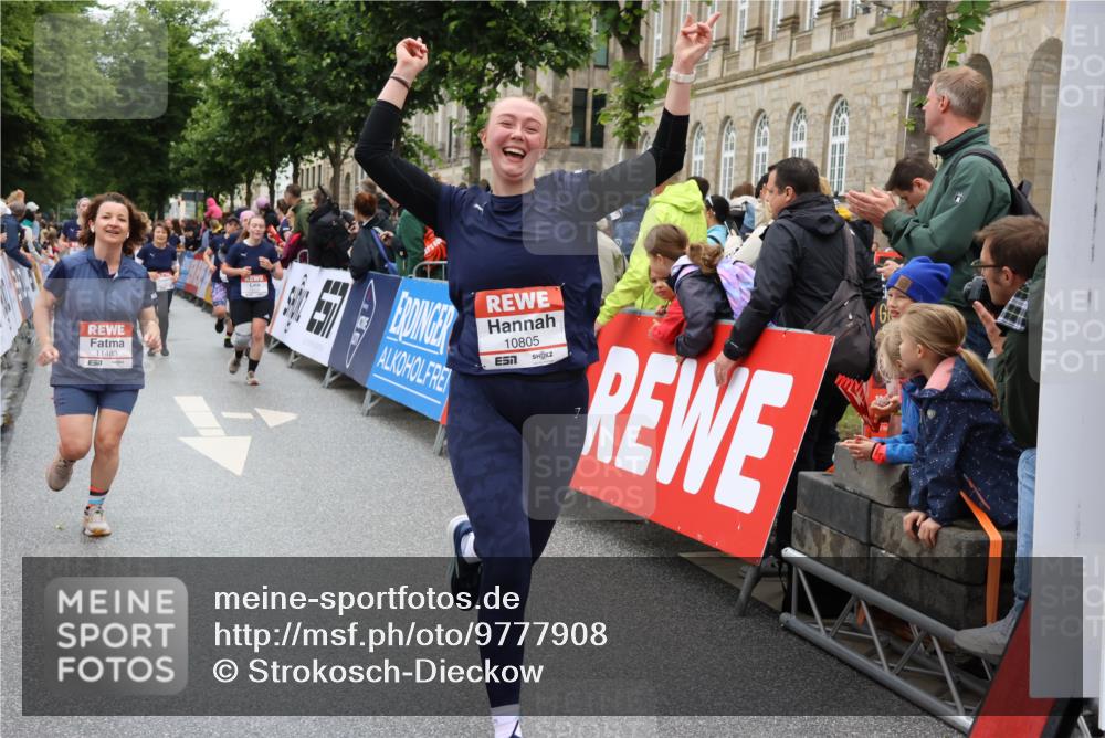 14.06.2026 - REWE Women's Run Strokosch-Dieckow http://msf.ph/oto/9777908 14.06.2026 10:01:00 Ziel 10101, 10162, 10188, 10198, 10454, 10637, 10805, 10905, 11205, 11278, 11324, 11422, 11483, 11493 meine-sportfotos.de
