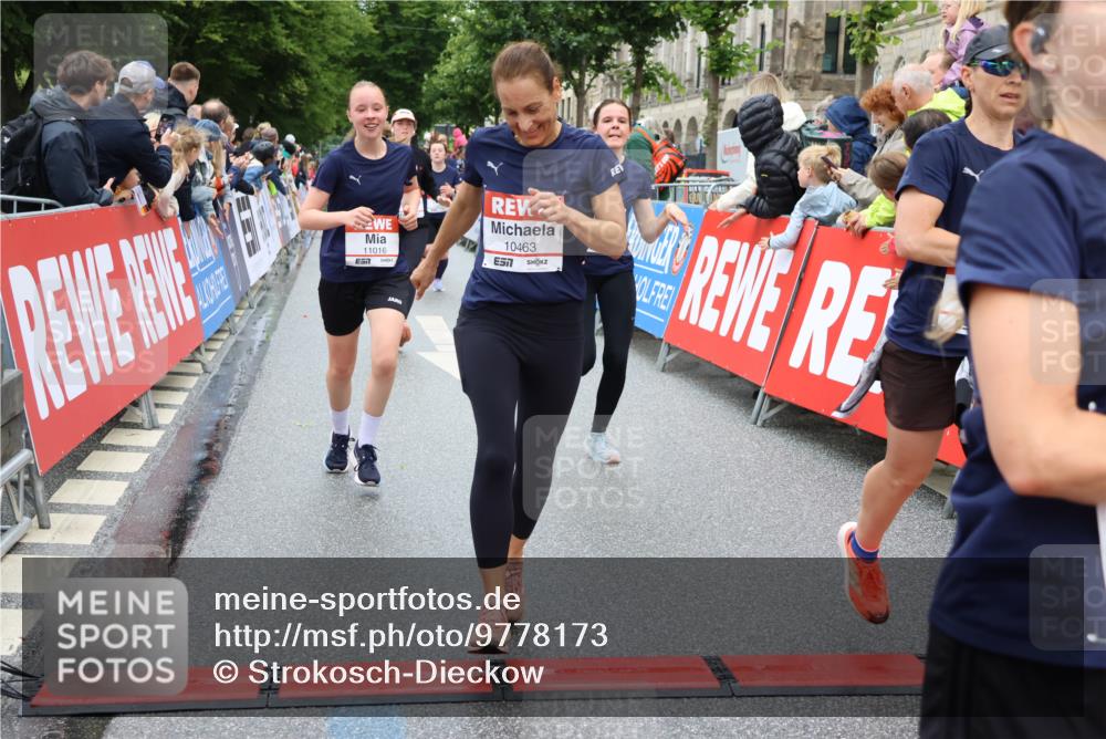 14.06.2026 - REWE Women's Run Strokosch-Dieckow http://msf.ph/oto/9778173 14.06.2026 09:57:15 Ziel 10131, 10167, 10287, 10385, 10463, 10543, 10611, 10740, 10835, 10844, 10926, 11016, 11055, 11344 meine-sportfotos.de