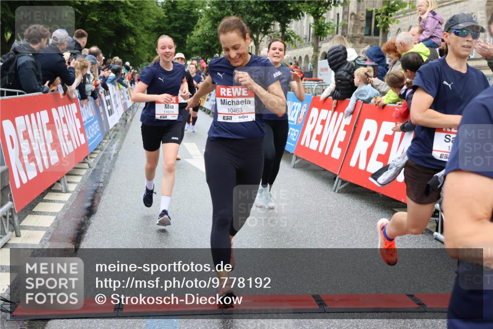14.06.2026 - REWE Women's Run Strokosch-Dieckow http://msf.ph/oto/9778192 14.06.2026 09:57:15 Ziel 10131, 10167, 10287, 10385, 10463, 10543, 10611, 10740, 10835, 10844, 10926, 11016, 11055, 11344 meine-sportfotos.de