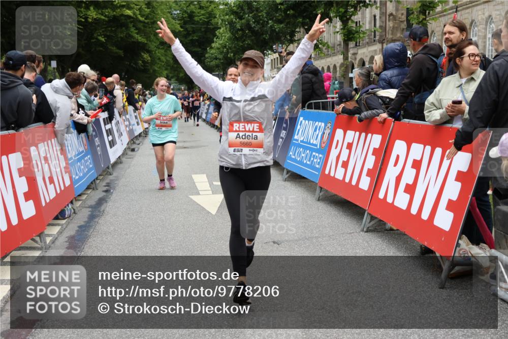 14.06.2026 - REWE Women's Run Strokosch-Dieckow http://msf.ph/oto/9778206 14.06.2026 11:03:51 Ziel 5030, 5297, 5457, 5660, 5823 meine-sportfotos.de