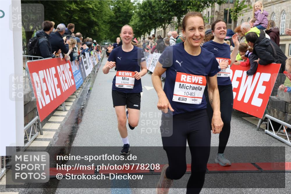 14.06.2026 - REWE Women's Run Strokosch-Dieckow http://msf.ph/oto/9778208 14.06.2026 09:57:15 Ziel 10131, 10167, 10287, 10385, 10463, 10543, 10611, 10740, 10835, 10844, 10926, 11016, 11055, 11344 meine-sportfotos.de
