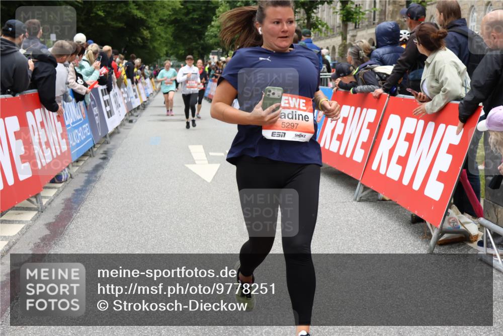 14.06.2026 - REWE Women's Run Strokosch-Dieckow http://msf.ph/oto/9778251 14.06.2026 11:03:47 Ziel 5137, 5297, 5454, 5823 meine-sportfotos.de