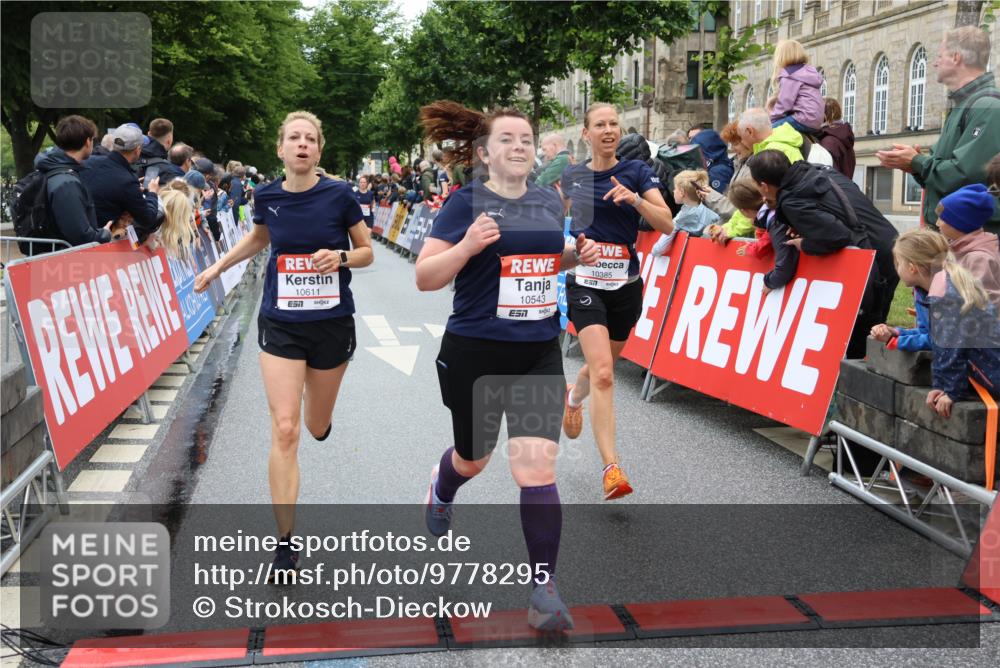 14.06.2026 - REWE Women's Run Strokosch-Dieckow http://msf.ph/oto/9778295 14.06.2026 09:57:18 Ziel 10131, 10287, 10385, 10463, 10543, 10611, 10740, 10835, 10926, 10976, 11016, 11183, 11344 meine-sportfotos.de