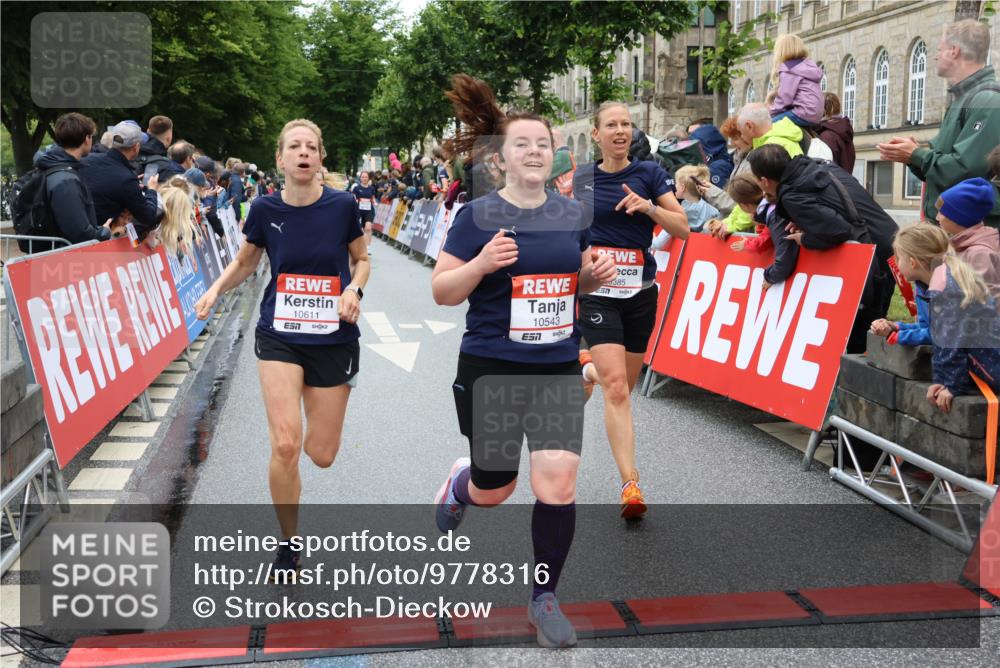 14.06.2026 - REWE Women's Run Strokosch-Dieckow http://msf.ph/oto/9778316 14.06.2026 09:57:19 Ziel 10131, 10287, 10385, 10463, 10543, 10611, 10835, 10926, 10976, 11016, 11183 meine-sportfotos.de