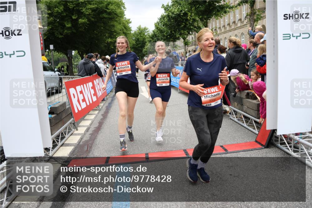 14.06.2026 - REWE Women's Run Strokosch-Dieckow http://msf.ph/oto/9778428 14.06.2026 11:03:37 Ziel 5137, 5167, 5356, 5566, 5623, 5835, 5885, 5914, 6009 meine-sportfotos.de