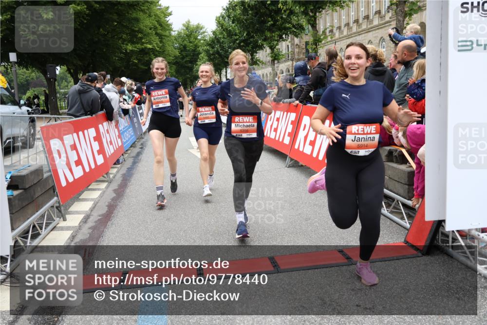 14.06.2026 - REWE Women's Run Strokosch-Dieckow http://msf.ph/oto/9778440 14.06.2026 11:03:36 Ziel 5167, 5356, 5566, 5623, 5835, 5885, 5914, 6009 meine-sportfotos.de