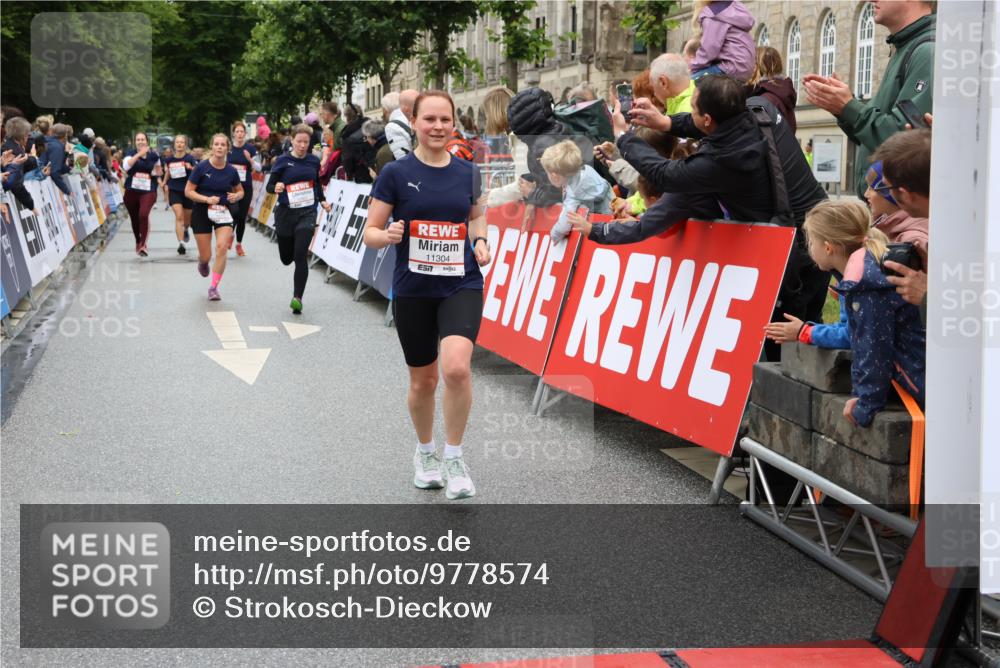 14.06.2026 - REWE Women's Run Strokosch-Dieckow http://msf.ph/oto/9778574 14.06.2026 09:57:25 Ziel 10075, 10385, 10543, 10611, 10802, 10901, 10976, 11183, 11262, 11304 meine-sportfotos.de