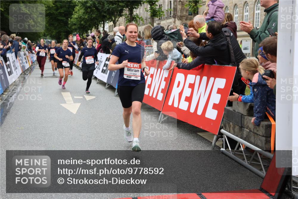 14.06.2026 - REWE Women's Run Strokosch-Dieckow http://msf.ph/oto/9778592 14.06.2026 09:57:25 Ziel 10075, 10385, 10543, 10611, 10802, 10901, 10976, 11183, 11262, 11304 meine-sportfotos.de