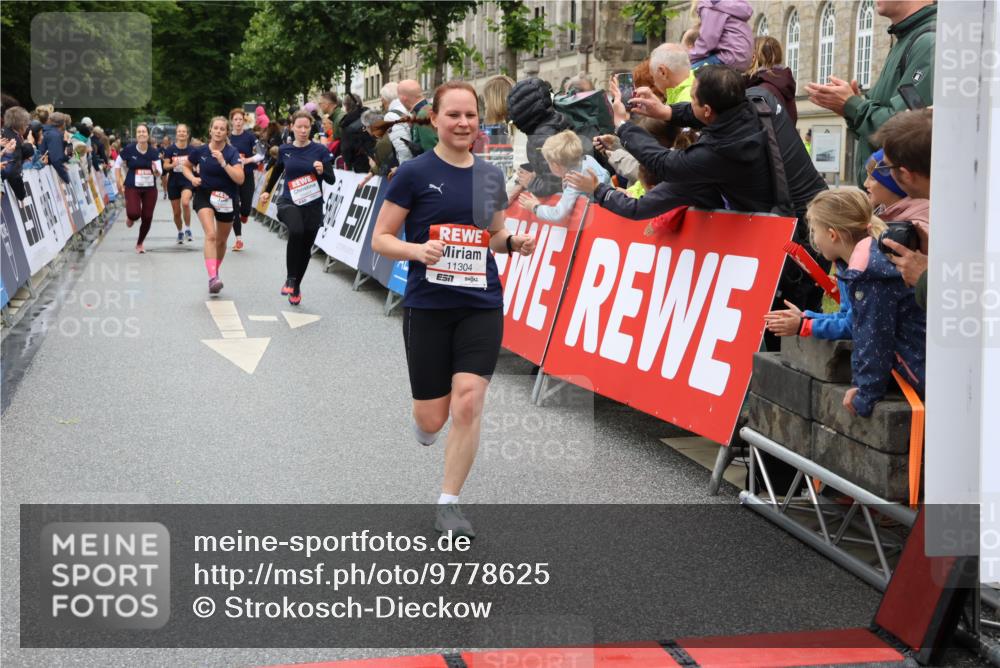 14.06.2026 - REWE Women's Run Strokosch-Dieckow http://msf.ph/oto/9778625 14.06.2026 09:57:25 Ziel 10075, 10385, 10543, 10611, 10802, 10901, 10976, 11183, 11262, 11304 meine-sportfotos.de