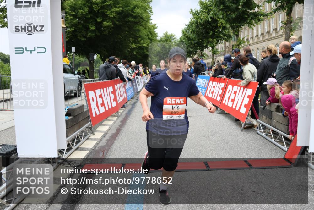 14.06.2026 - REWE Women's Run Strokosch-Dieckow http://msf.ph/oto/9778652 14.06.2026 11:03:23 Ziel 5038, 5039, 5058, 5292, 5293, 5331, 5345, 5367, 5449, 5460, 5557, 5736, 5750, 5751, 5783, 5784, 5795, 5813, 5866, 5867, 5890, 5891, 5957, 5983, 5988 meine-sportfotos.de
