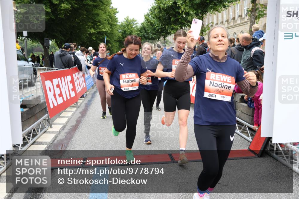 14.06.2026 - REWE Women's Run Strokosch-Dieckow http://msf.ph/oto/9778794 14.06.2026 11:03:16 Ziel 5038, 5039, 5058, 5285, 5331, 5358, 5449, 5525, 5557, 5578, 5657, 5736, 5742, 5750, 5751, 5783, 5784, 5795, 5798, 5867, 5890, 5891, 5957 meine-sportfotos.de