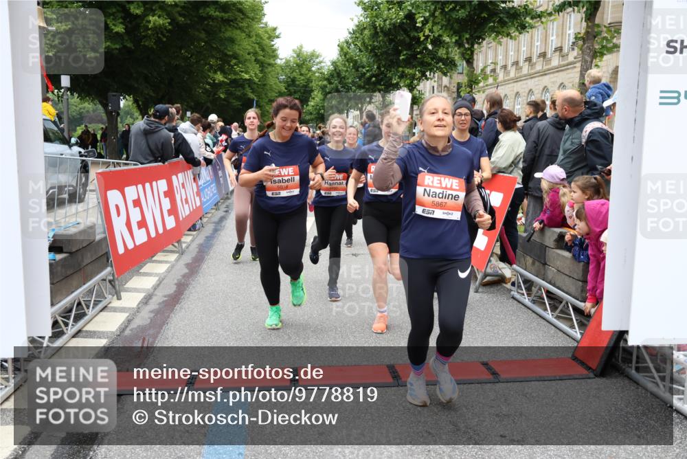 14.06.2026 - REWE Women's Run Strokosch-Dieckow http://msf.ph/oto/9778819 14.06.2026 11:03:16 Ziel 5038, 5039, 5058, 5285, 5331, 5358, 5449, 5525, 5557, 5578, 5657, 5736, 5742, 5750, 5751, 5783, 5784, 5795, 5798, 5867, 5890, 5891, 5957 meine-sportfotos.de