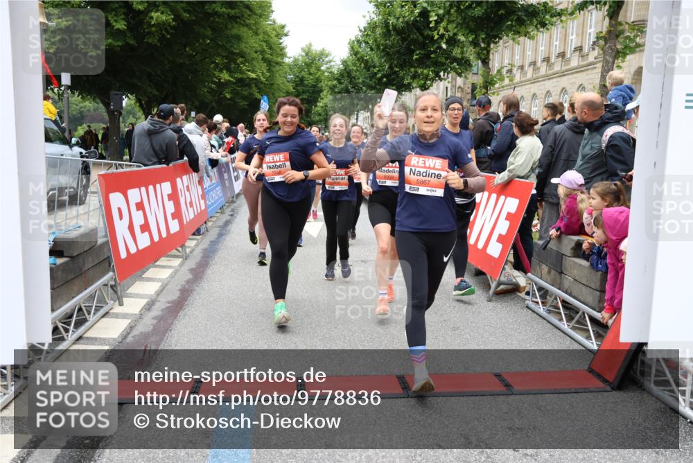 14.06.2026 - REWE Women's Run Strokosch-Dieckow http://msf.ph/oto/9778836 14.06.2026 11:03:16 Ziel 5038, 5039, 5058, 5285, 5331, 5358, 5449, 5525, 5557, 5578, 5657, 5736, 5742, 5750, 5751, 5783, 5784, 5795, 5798, 5867, 5890, 5891, 5957 meine-sportfotos.de