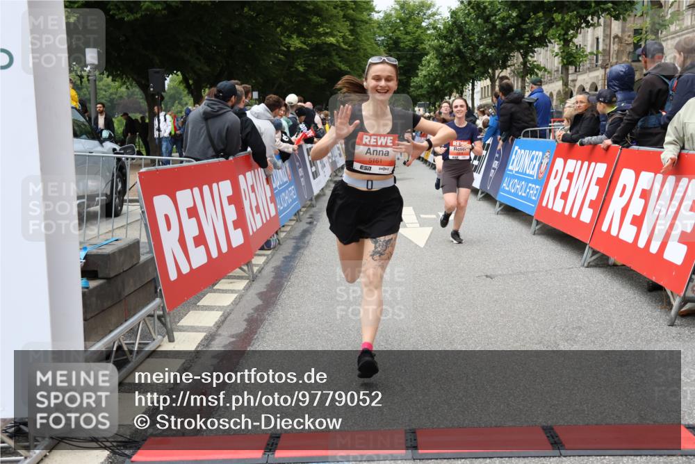 14.06.2026 - REWE Women's Run Strokosch-Dieckow http://msf.ph/oto/9779052 14.06.2026 11:03:01 Ziel 5161, 5243, 5247, 5373, 5482, 5503, 5528, 5529, 5530, 5567, 5572, 5688, 5838, 6006 meine-sportfotos.de