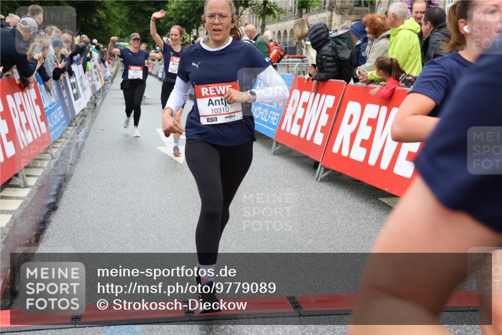 14.06.2026 - REWE Women's Run Strokosch-Dieckow http://msf.ph/oto/9779089 14.06.2026 09:57:37 Ziel 10173, 10226, 10310, 10377, 10378, 10802, 11131, 11262, 11276, 11423 meine-sportfotos.de