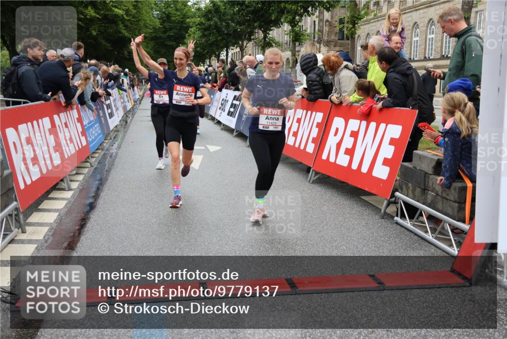 14.06.2026 - REWE Women's Run Strokosch-Dieckow http://msf.ph/oto/9779137 14.06.2026 09:57:38 Ziel 10173, 10226, 10310, 10377, 10378, 10815, 11131, 11276, 11423 meine-sportfotos.de