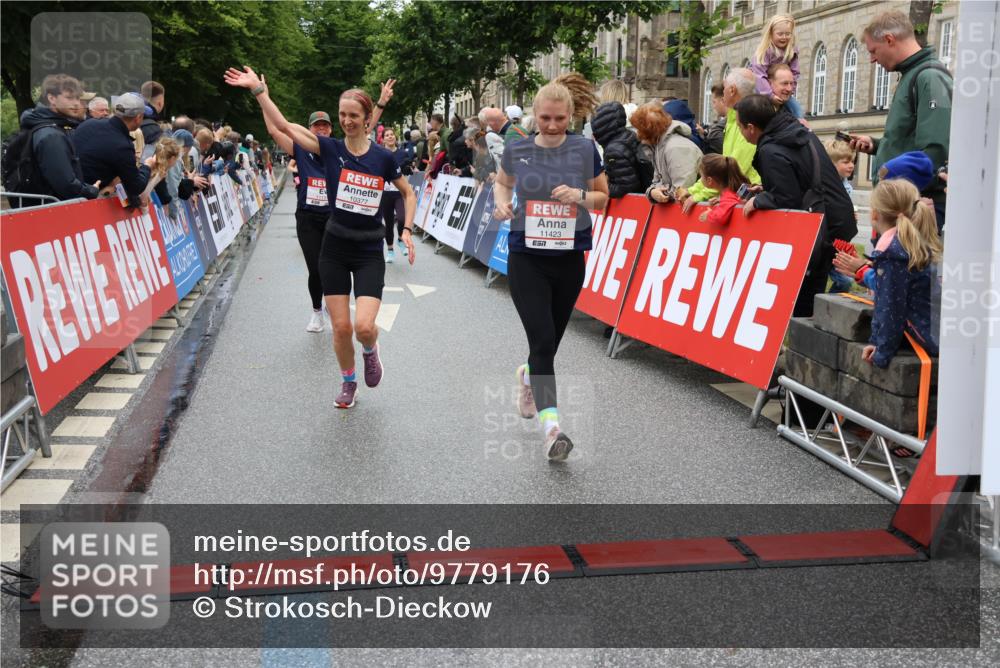 14.06.2026 - REWE Women's Run Strokosch-Dieckow http://msf.ph/oto/9779176 14.06.2026 09:57:38 Ziel 10173, 10226, 10310, 10377, 10378, 10815, 11131, 11276, 11423 meine-sportfotos.de