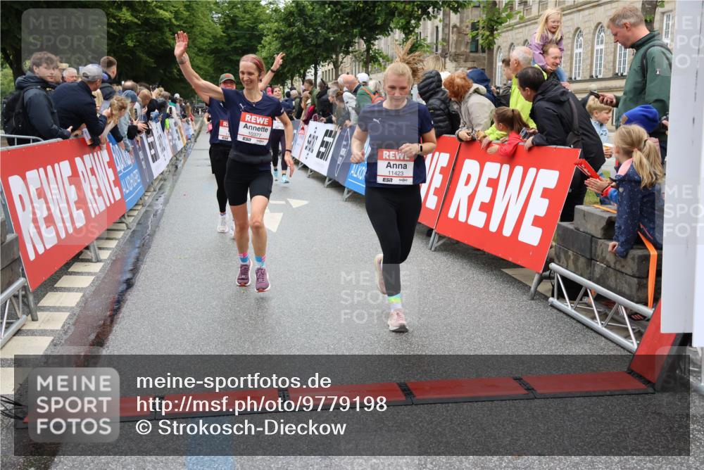 14.06.2026 - REWE Women's Run Strokosch-Dieckow http://msf.ph/oto/9779198 14.06.2026 09:57:38 Ziel 10173, 10226, 10310, 10377, 10378, 10815, 11131, 11276, 11423 meine-sportfotos.de
