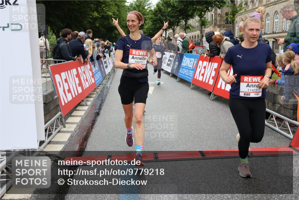 14.06.2026 - REWE Women's Run Strokosch-Dieckow http://msf.ph/oto/9779218 14.06.2026 09:57:39 Ziel 10173, 10310, 10377, 10378, 10815, 11131, 11276, 11423 meine-sportfotos.de