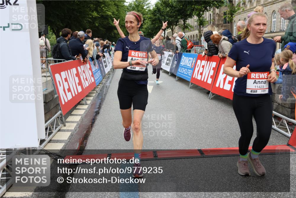 14.06.2026 - REWE Women's Run Strokosch-Dieckow http://msf.ph/oto/9779235 14.06.2026 09:57:39 Ziel 10173, 10310, 10377, 10378, 10815, 11131, 11276, 11423 meine-sportfotos.de