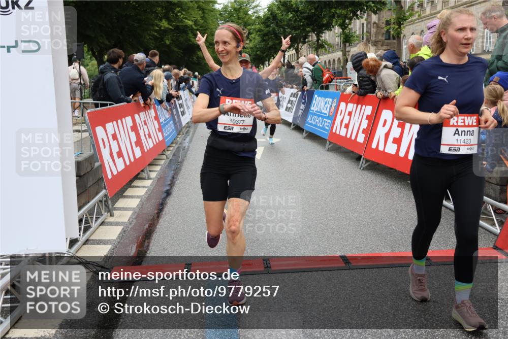 14.06.2026 - REWE Women's Run Strokosch-Dieckow http://msf.ph/oto/9779257 14.06.2026 09:57:39 Ziel 10173, 10310, 10377, 10378, 10815, 11131, 11276, 11423 meine-sportfotos.de