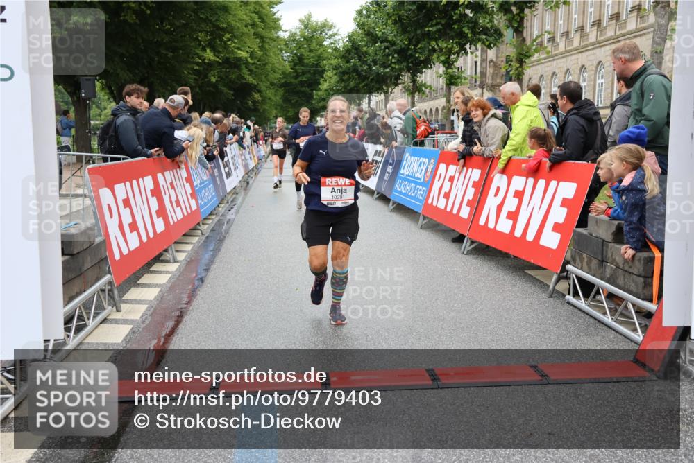 14.06.2026 - REWE Women's Run Strokosch-Dieckow http://msf.ph/oto/9779403 14.06.2026 09:57:53 Ziel 10193, 10291, 11417 meine-sportfotos.de