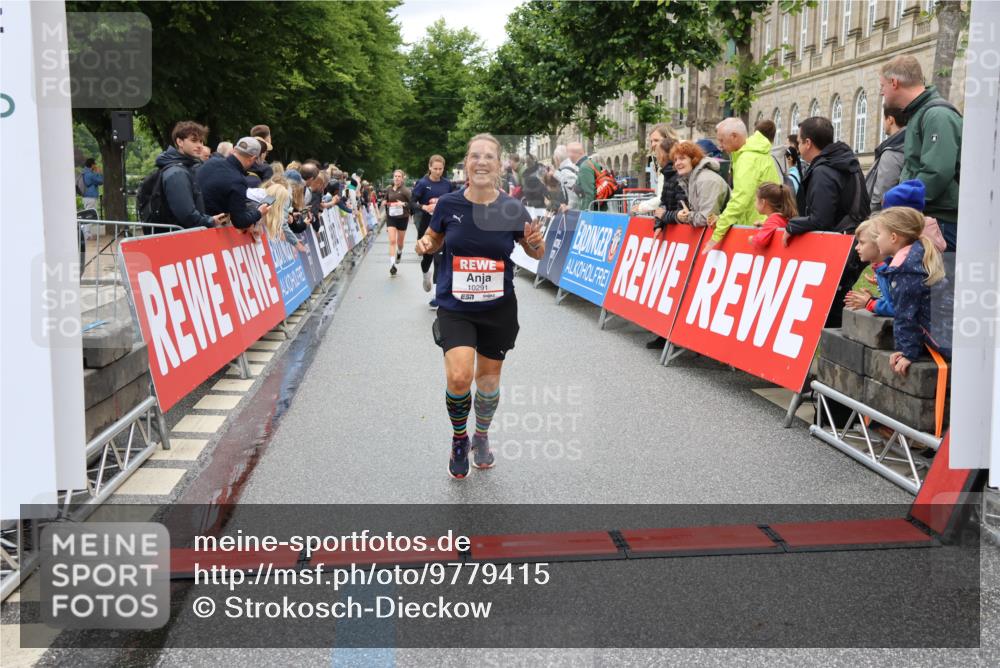 14.06.2026 - REWE Women's Run Strokosch-Dieckow http://msf.ph/oto/9779415 14.06.2026 09:57:53 Ziel 10193, 10291, 11417 meine-sportfotos.de