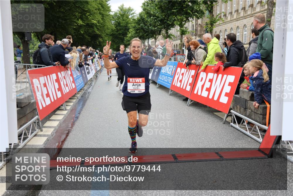 14.06.2026 - REWE Women's Run Strokosch-Dieckow http://msf.ph/oto/9779444 14.06.2026 09:57:53 Ziel 10193, 10291, 11417 meine-sportfotos.de