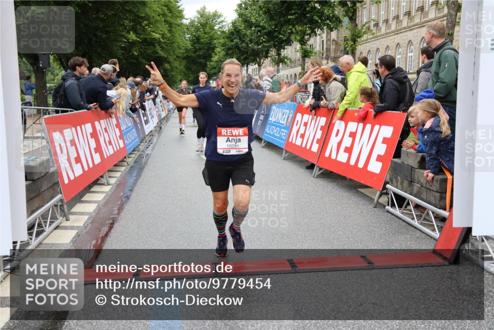 14.06.2026 - REWE Women's Run Strokosch-Dieckow http://msf.ph/oto/9779454 14.06.2026 09:57:53 Ziel 10193, 10291, 11417 meine-sportfotos.de