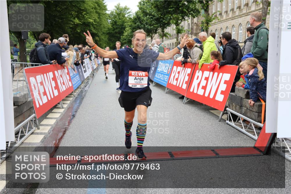 14.06.2026 - REWE Women's Run Strokosch-Dieckow http://msf.ph/oto/9779463 14.06.2026 09:57:53 Ziel 10193, 10291, 11417 meine-sportfotos.de