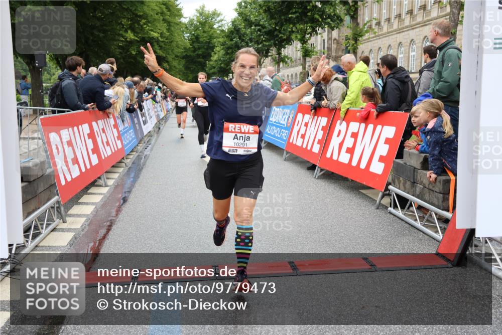 14.06.2026 - REWE Women's Run Strokosch-Dieckow http://msf.ph/oto/9779473 14.06.2026 09:57:53 Ziel 10193, 10291, 11417 meine-sportfotos.de