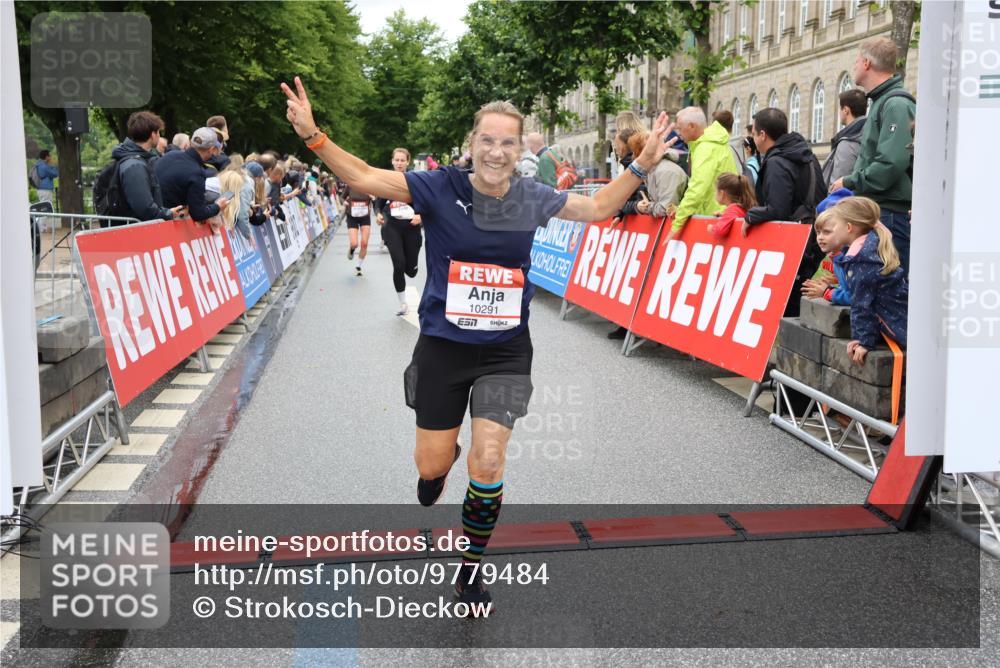 14.06.2026 - REWE Women's Run Strokosch-Dieckow http://msf.ph/oto/9779484 14.06.2026 09:57:53 Ziel 10193, 10291, 11417 meine-sportfotos.de