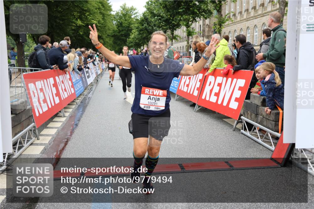 14.06.2026 - REWE Women's Run Strokosch-Dieckow http://msf.ph/oto/9779494 14.06.2026 09:57:53 Ziel 10193, 10291, 11417 meine-sportfotos.de