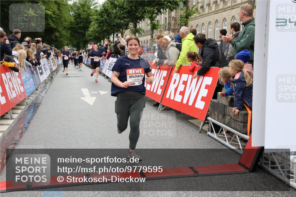 14.06.2026 - REWE Women's Run Strokosch-Dieckow http://msf.ph/oto/9779595 14.06.2026 09:57:59 Ziel 10069, 10193, 10291, 10608, 11417 meine-sportfotos.de