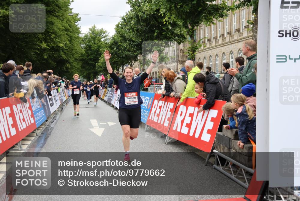 14.06.2026 - REWE Women's Run Strokosch-Dieckow http://msf.ph/oto/9779662 14.06.2026 09:58:02 Ziel 10069, 10193, 10608, 10912, 11417 meine-sportfotos.de