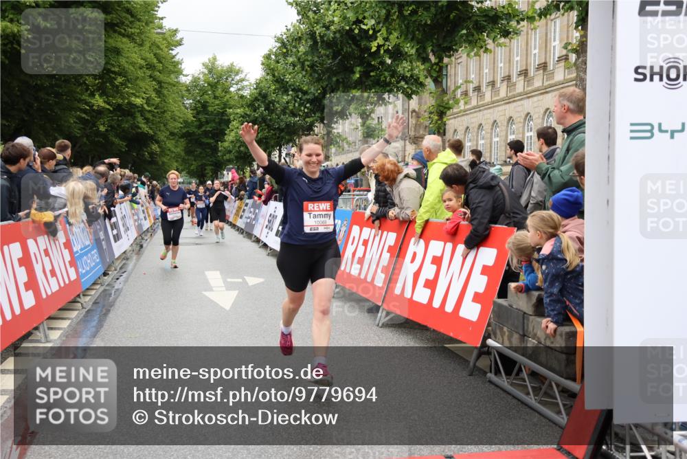 14.06.2026 - REWE Women's Run Strokosch-Dieckow http://msf.ph/oto/9779694 14.06.2026 09:58:02 Ziel 10069, 10193, 10608, 10912, 11417 meine-sportfotos.de