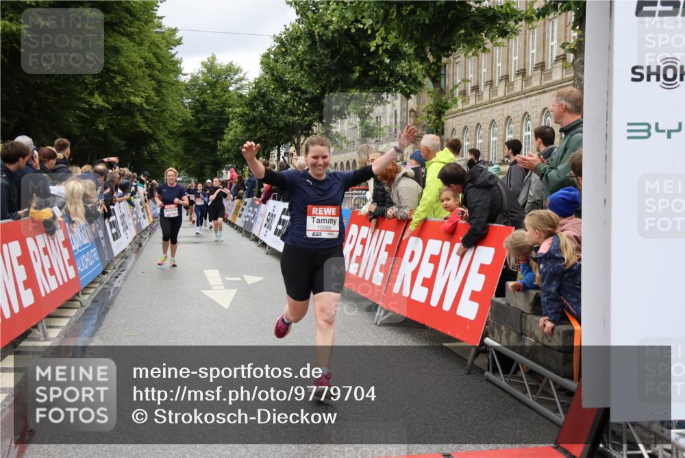 14.06.2026 - REWE Women's Run Strokosch-Dieckow http://msf.ph/oto/9779704 14.06.2026 09:58:02 Ziel 10069, 10193, 10608, 10912, 11417 meine-sportfotos.de