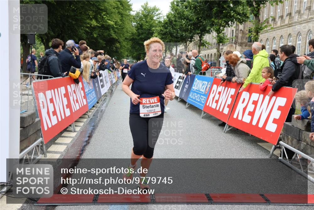 14.06.2026 - REWE Women's Run Strokosch-Dieckow http://msf.ph/oto/9779745 14.06.2026 09:58:05 Ziel 10069, 10608, 10638, 10640, 10912 meine-sportfotos.de