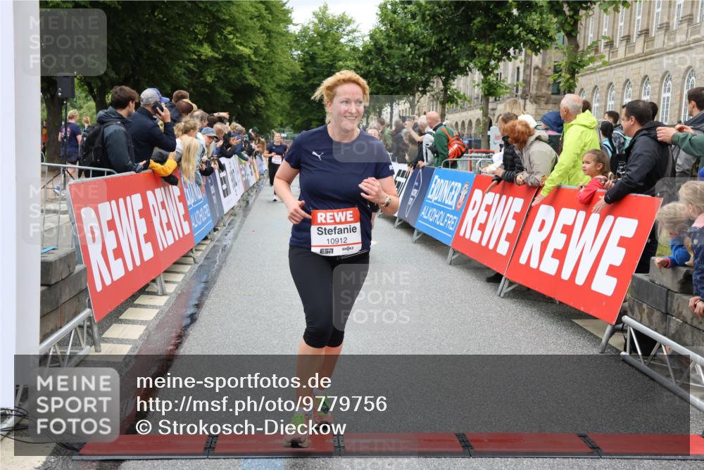 14.06.2026 - REWE Women's Run Strokosch-Dieckow http://msf.ph/oto/9779756 14.06.2026 09:58:05 Ziel 10069, 10608, 10638, 10640, 10912 meine-sportfotos.de