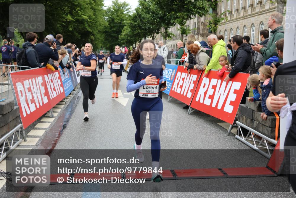 14.06.2026 - REWE Women's Run Strokosch-Dieckow http://msf.ph/oto/9779844 14.06.2026 09:58:09 Ziel 10069, 10605, 10638, 10640, 10912, 10930, 11370, 11479 meine-sportfotos.de