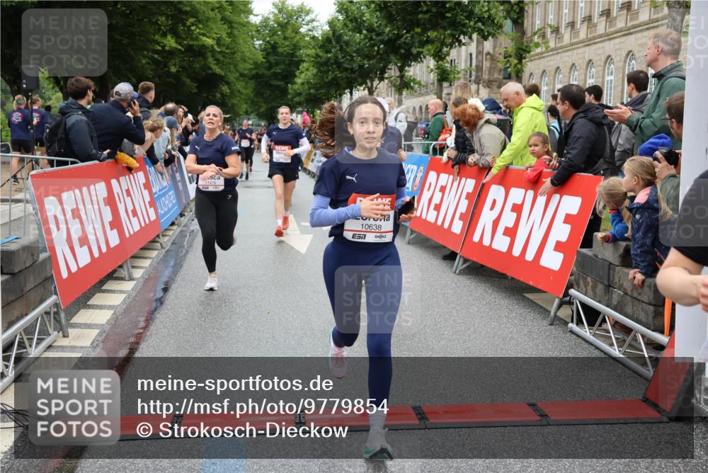 14.06.2026 - REWE Women's Run Strokosch-Dieckow http://msf.ph/oto/9779854 14.06.2026 09:58:09 Ziel 10069, 10605, 10638, 10640, 10912, 10930, 11370, 11479 meine-sportfotos.de