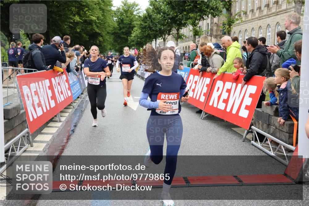 14.06.2026 - REWE Women's Run Strokosch-Dieckow http://msf.ph/oto/9779865 14.06.2026 09:58:09 Ziel 10069, 10605, 10638, 10640, 10912, 10930, 11370, 11479 meine-sportfotos.de