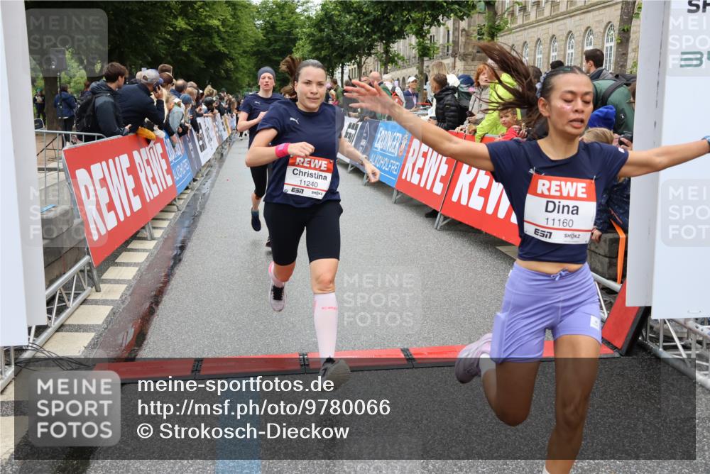 14.06.2026 - REWE Women's Run Strokosch-Dieckow http://msf.ph/oto/9780066 14.06.2026 09:58:14 Ziel 10338, 10423, 10605, 10638, 10640, 10930, 11160, 11240, 11370, 11479 meine-sportfotos.de