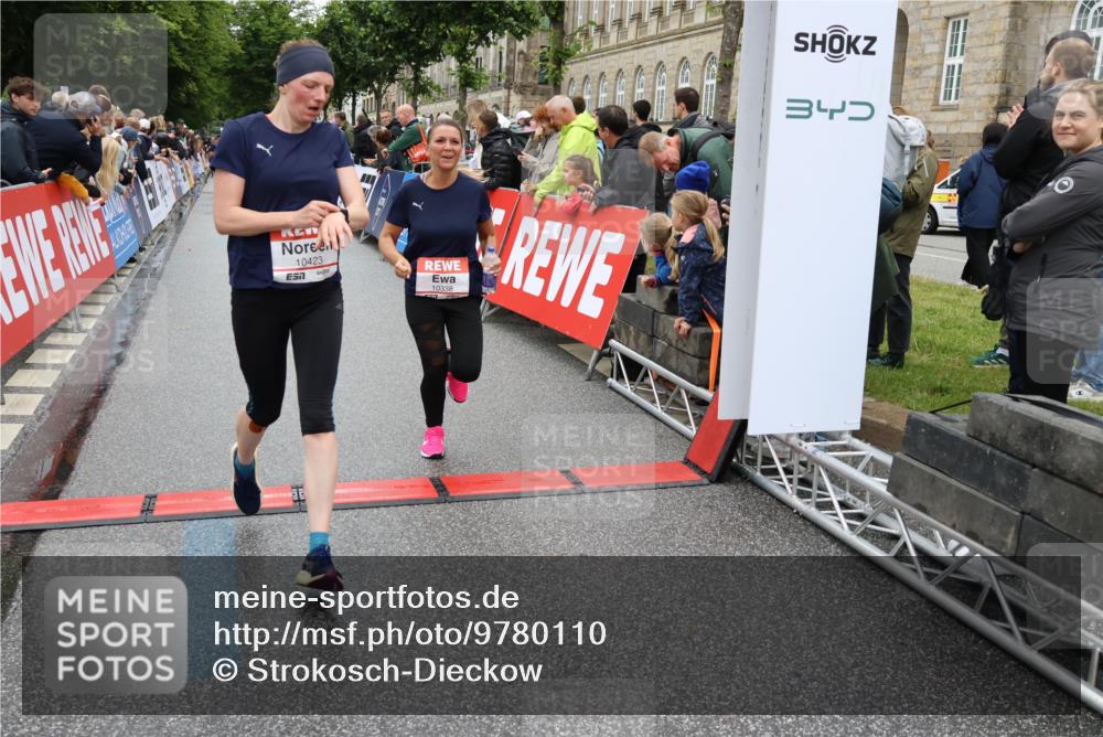 14.06.2026 - REWE Women's Run Strokosch-Dieckow http://msf.ph/oto/9780110 14.06.2026 09:58:16 Ziel 10338, 10423, 10552, 10605, 10638, 10640, 10930, 11160, 11240, 11370, 11479 meine-sportfotos.de