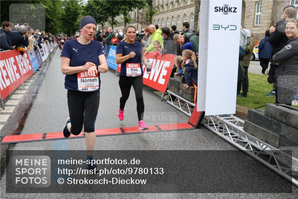 14.06.2026 - REWE Women's Run Strokosch-Dieckow http://msf.ph/oto/9780133 14.06.2026 09:58:16 Ziel 10338, 10423, 10552, 10605, 10638, 10640, 10930, 11160, 11240, 11370, 11479 meine-sportfotos.de