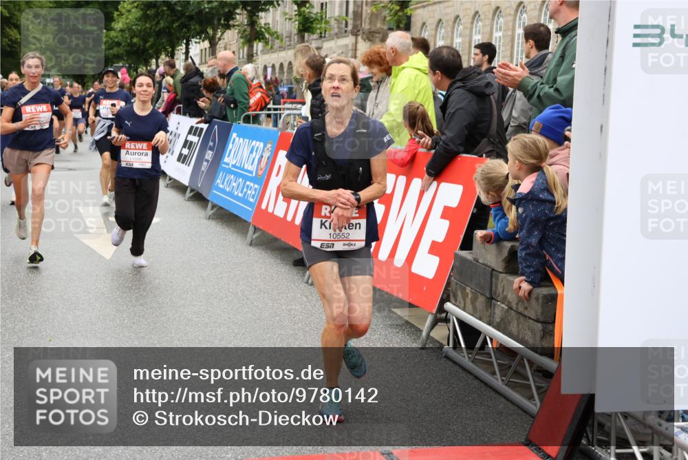 14.06.2026 - REWE Women's Run Strokosch-Dieckow http://msf.ph/oto/9780142 14.06.2026 09:58:20 Ziel 10338, 10423, 10552, 10706, 10930, 11095, 11160, 11240, 11248, 11528 meine-sportfotos.de