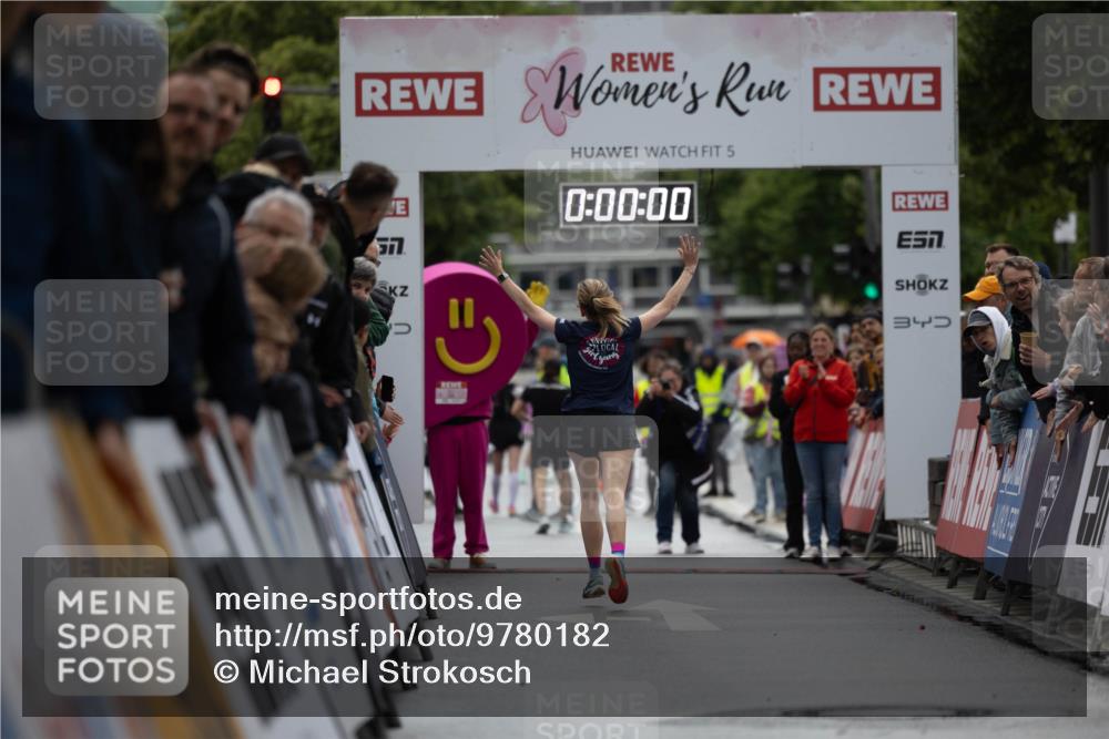 14.06.2026 - REWE Women's Run Michael Strokosch http://msf.ph/oto/9780182 14.06.2026 09:46:54 Laufen 5, 57, 0, 00, 00, 4 meine-sportfotos.de