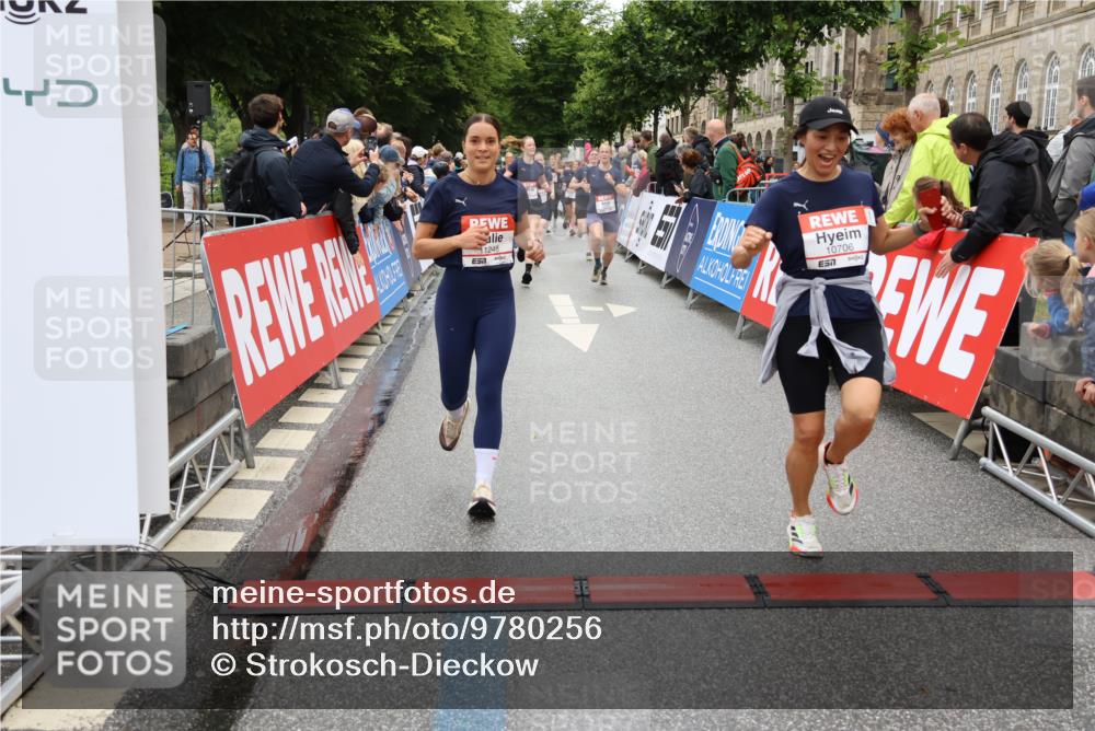 14.06.2026 - REWE Women's Run Strokosch-Dieckow http://msf.ph/oto/9780256 14.06.2026 09:58:23 Ziel 10031, 10067, 10338, 10423, 10552, 10706, 10875, 11095, 11248, 11325, 11528 meine-sportfotos.de